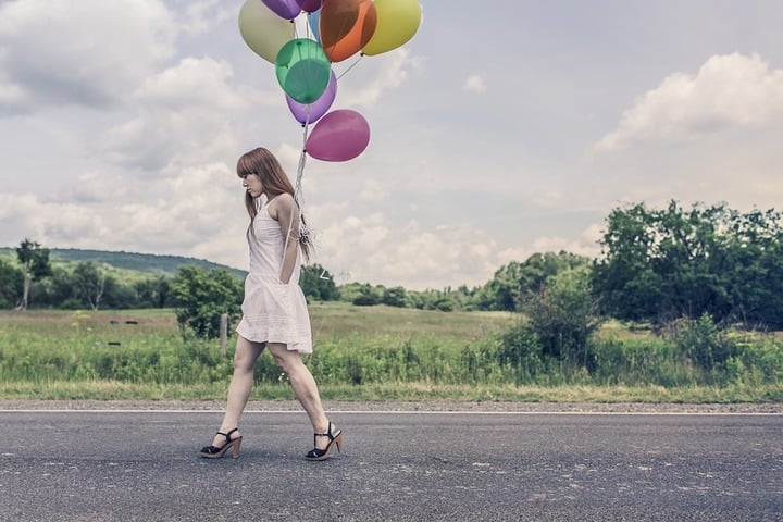 lady-walk-ballons